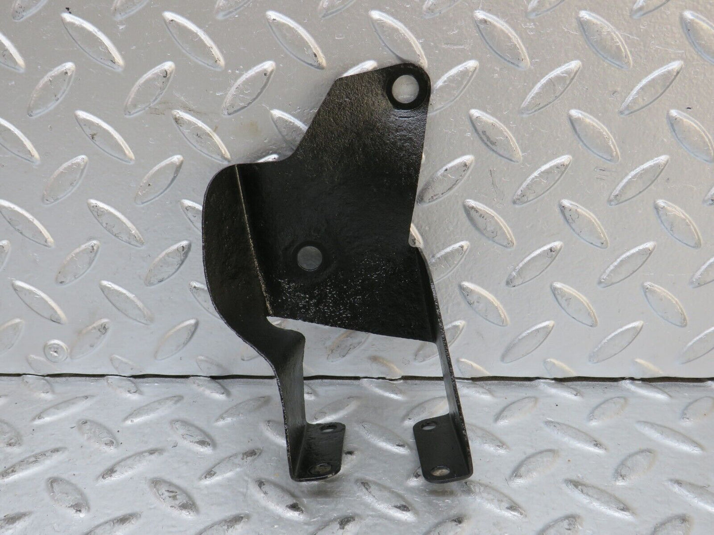 28487 Mercedes-Benz S123 240D Wagon Suspension Levelling Valve Bracket