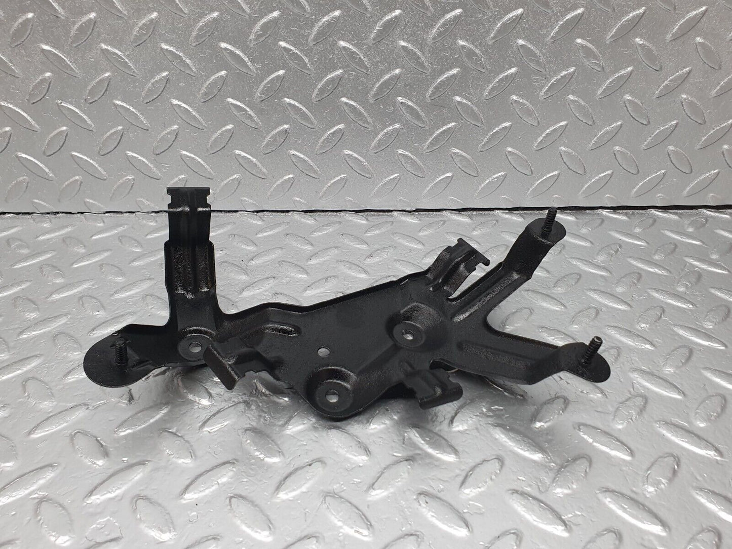 42121 Mercedes-Benz W202 C200 Fuel Pump Bracket