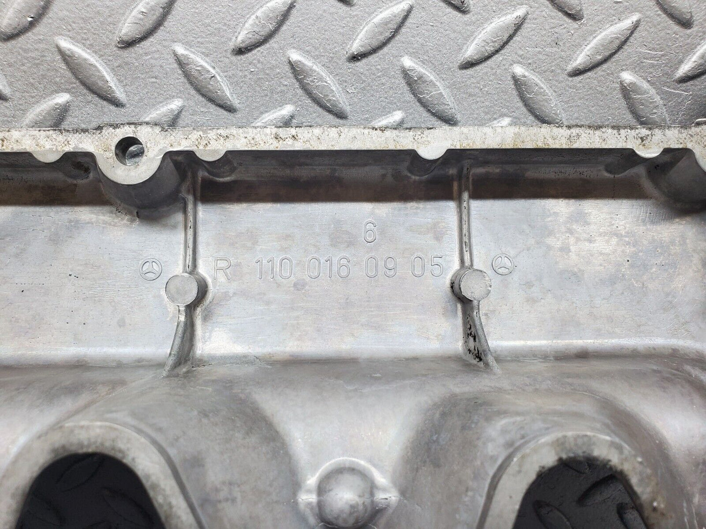45437 Mercedes-Benz 280E M110.988 Cylinder Head Valve Cover 1100160905
