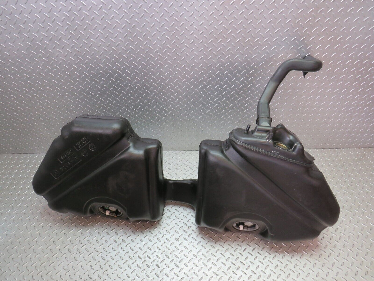 33519 Mercedes-Benz W202 C180 Fuel Tank Plastic 2024704701