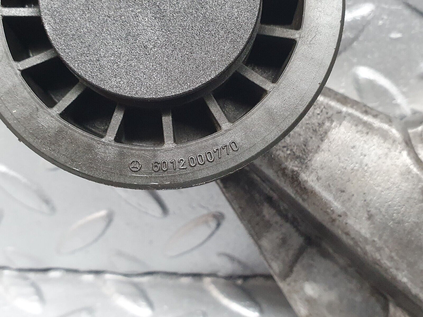 41024 Mercedes-Benz W126 300SE Engine Cooling Fan Clutch Bracket 1032050805 6012000770