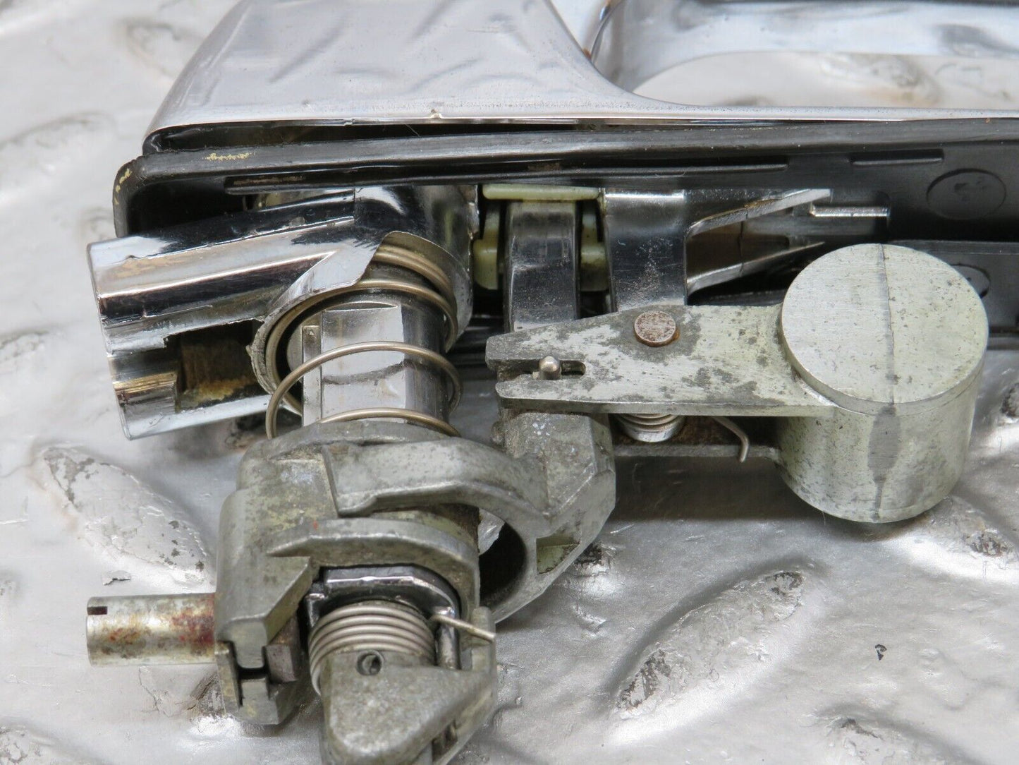 26083 Mercedes-Benz W116 450SE Chrome Door Handle Fr. Left No Key 1167600159