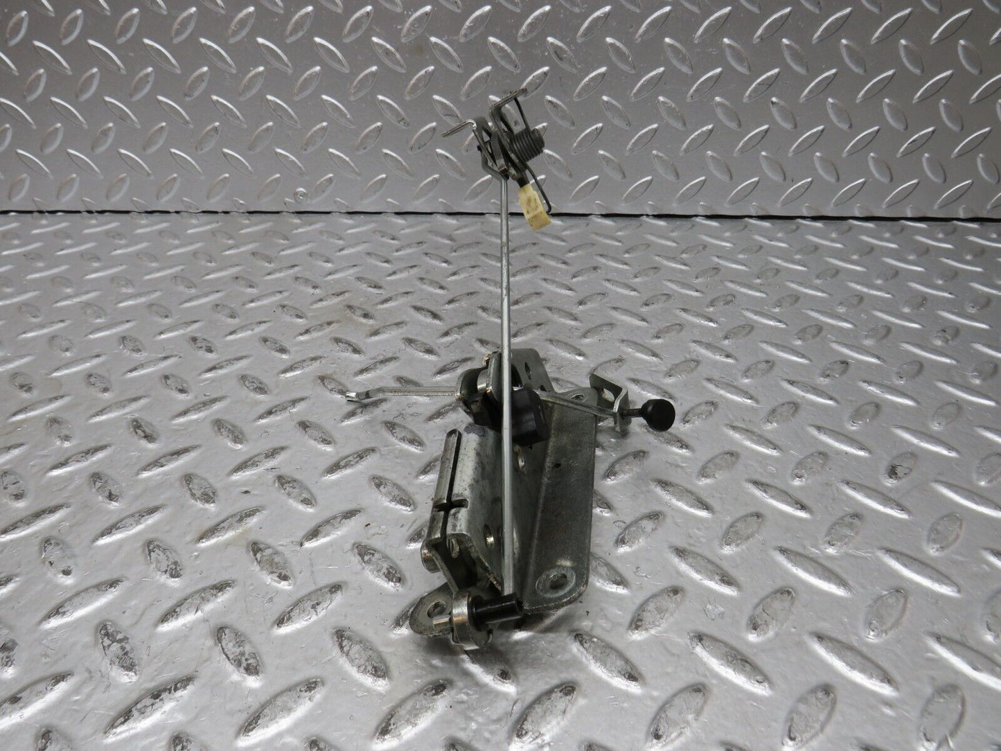27835 Mercedes-Benz S124 300TE Wagon Rear Right Seat Bench Locking Mechanism