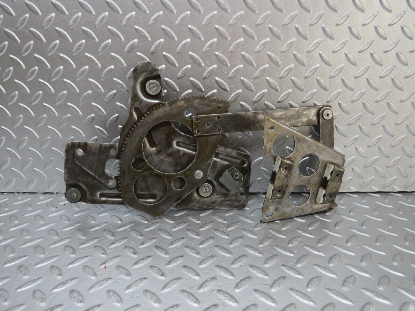 25083 Mercedes-Benz C107 Rear Right Power Window Regulator 1076701003