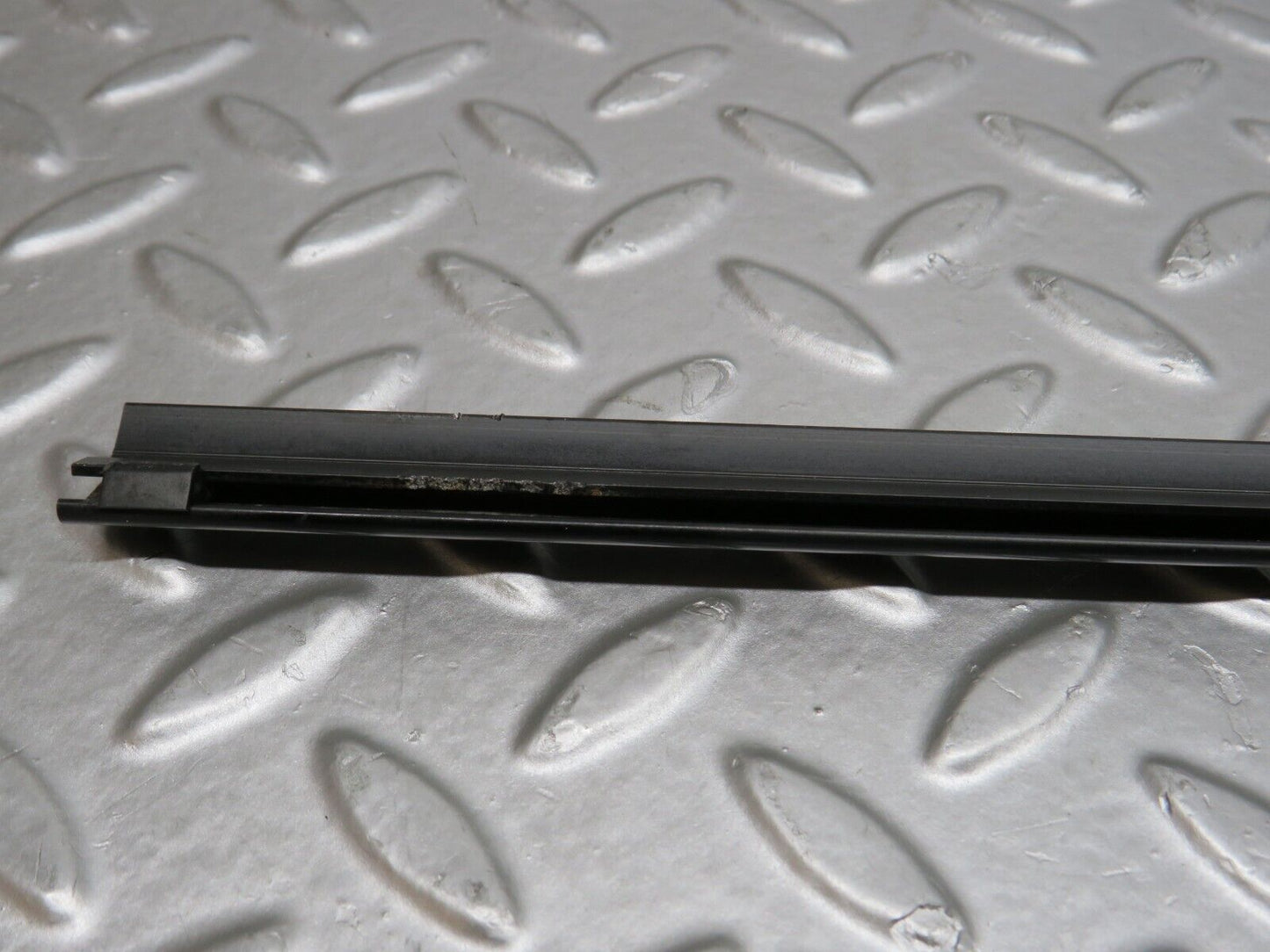 39653 Mercedes-Benz R129 320SL Coupe Right Door Window Moulding Trim