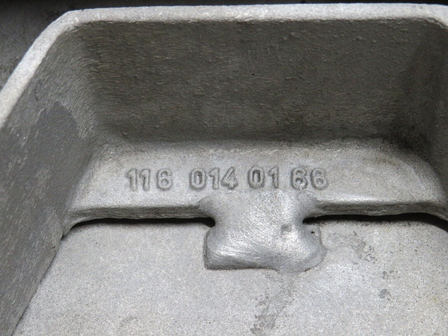 33097 Mercedes-Benz C107 R107 350 V8 Oil Pan Oil Sump 1160102913 1160140166