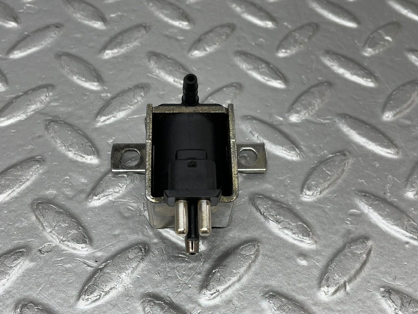 37965 Mercedes-Benz A124 320E Cabriolet Vacuum Control Valve 0015408697