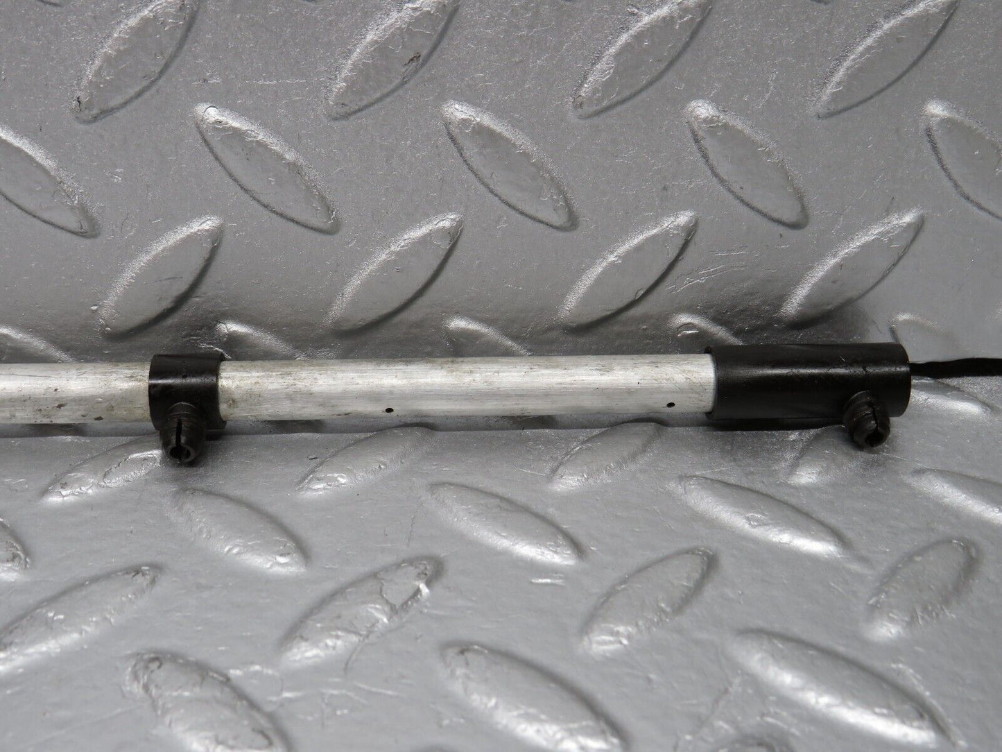 39157 Mercedes-Benz R107 500SL Camshaft Oil Tube