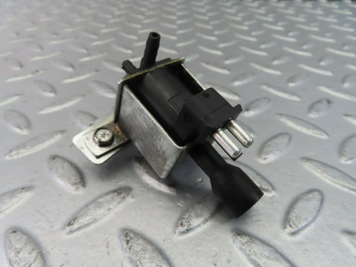 10393 Mercedes-Benz W201 190E Vacuum Control Valve Pierburg 0015407097