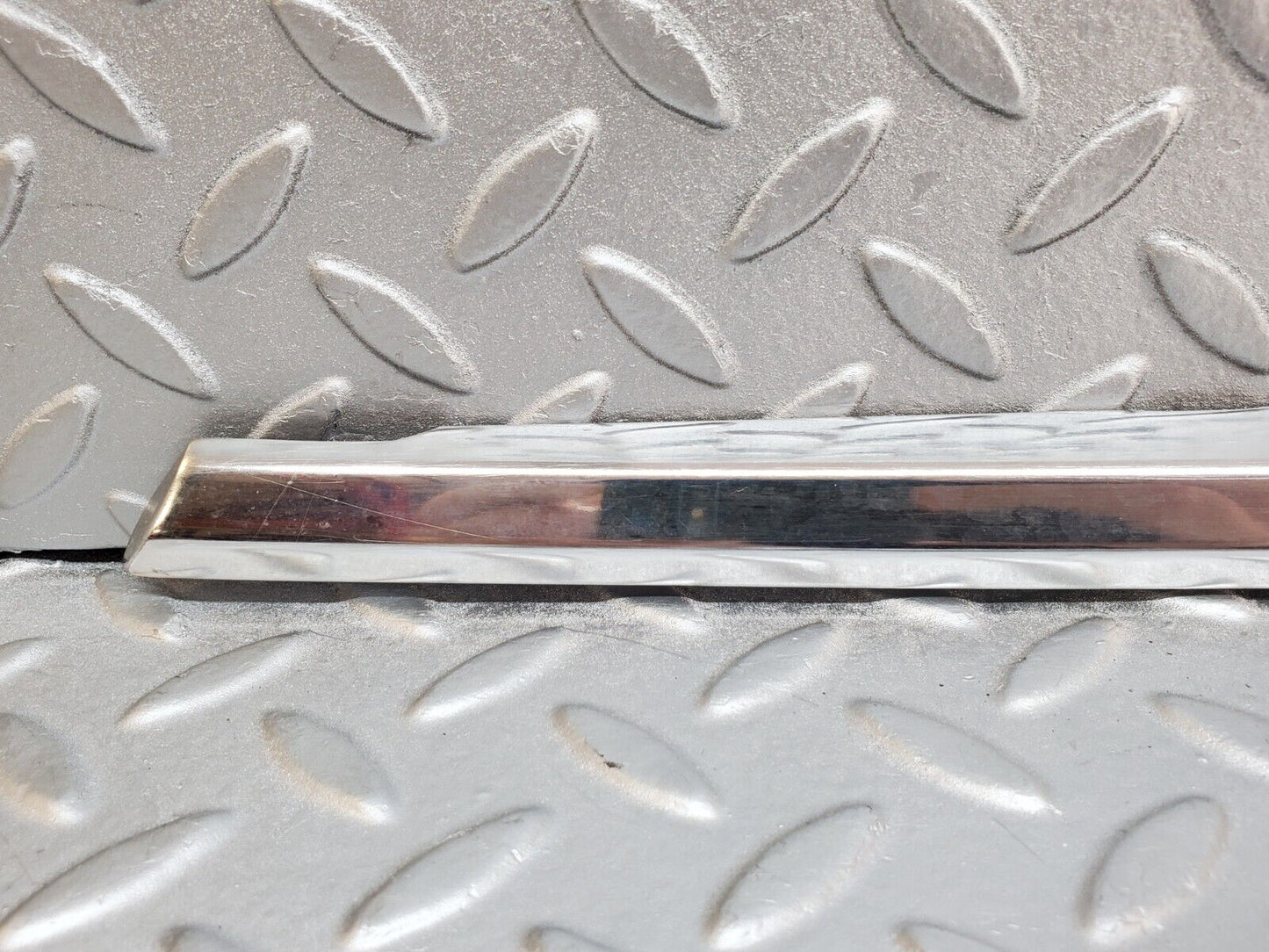 45809 Mercedes-Benz W126 420SE Front Left Door Chrome Moulding Trim