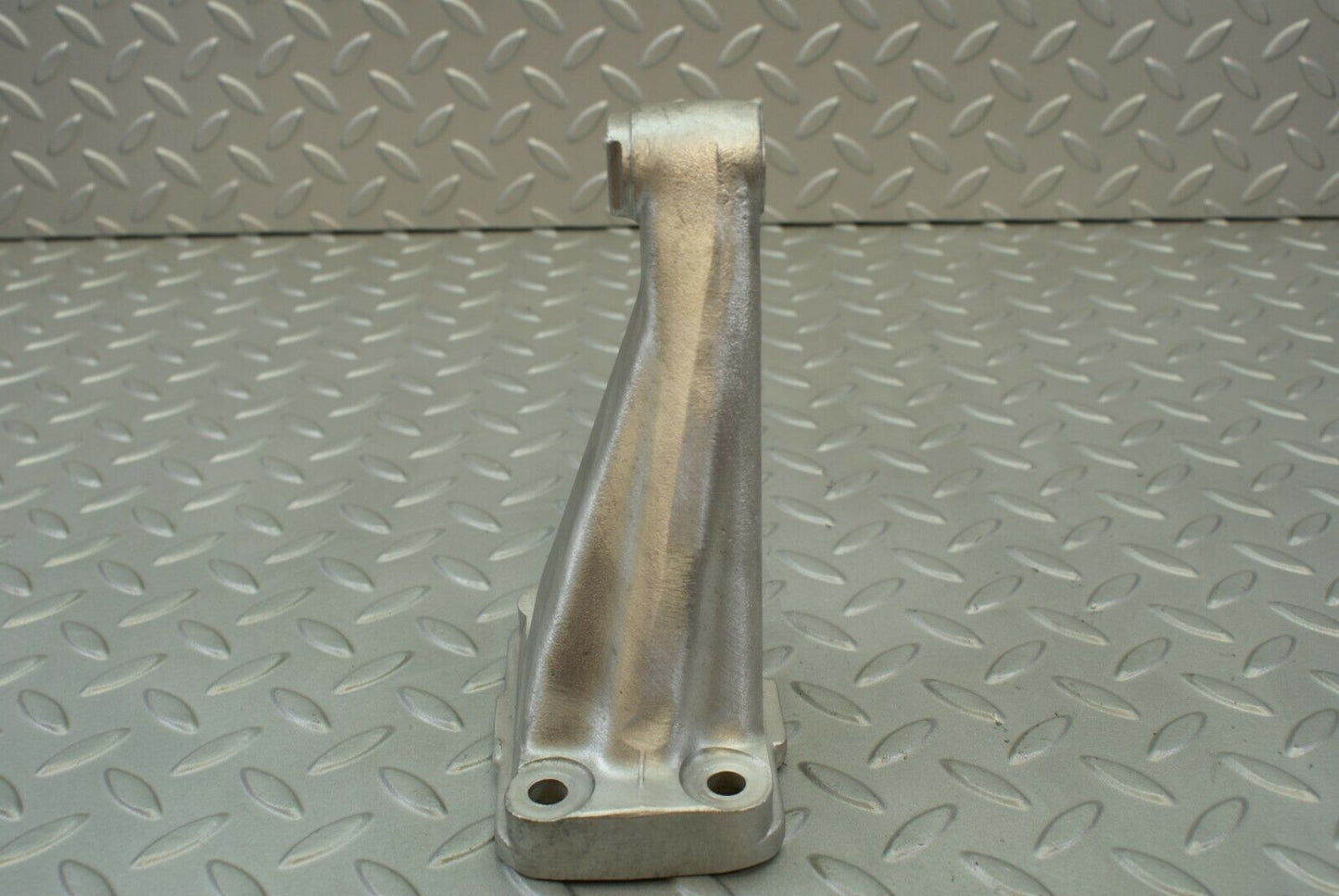 3070 Mercedes-Benz W115 220D Engine Mount Bracket Right Side 1152230504