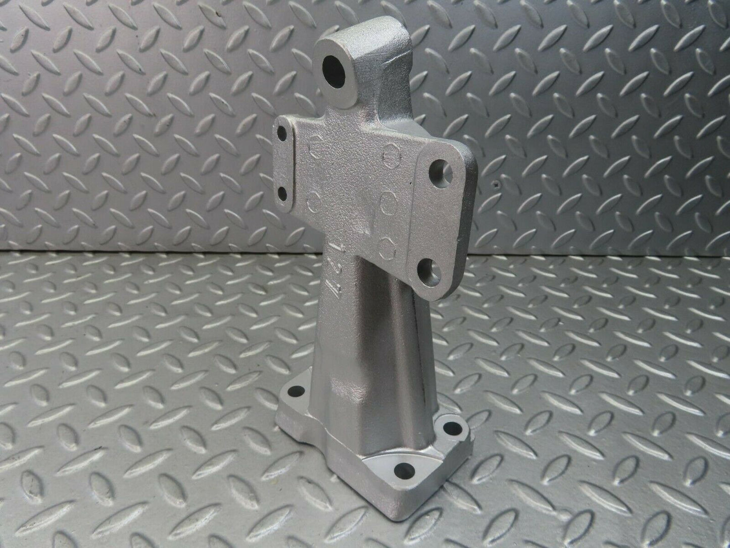 8333 Mercedes-Benz W111 Engine Mount Bracket Left Side 1272230204