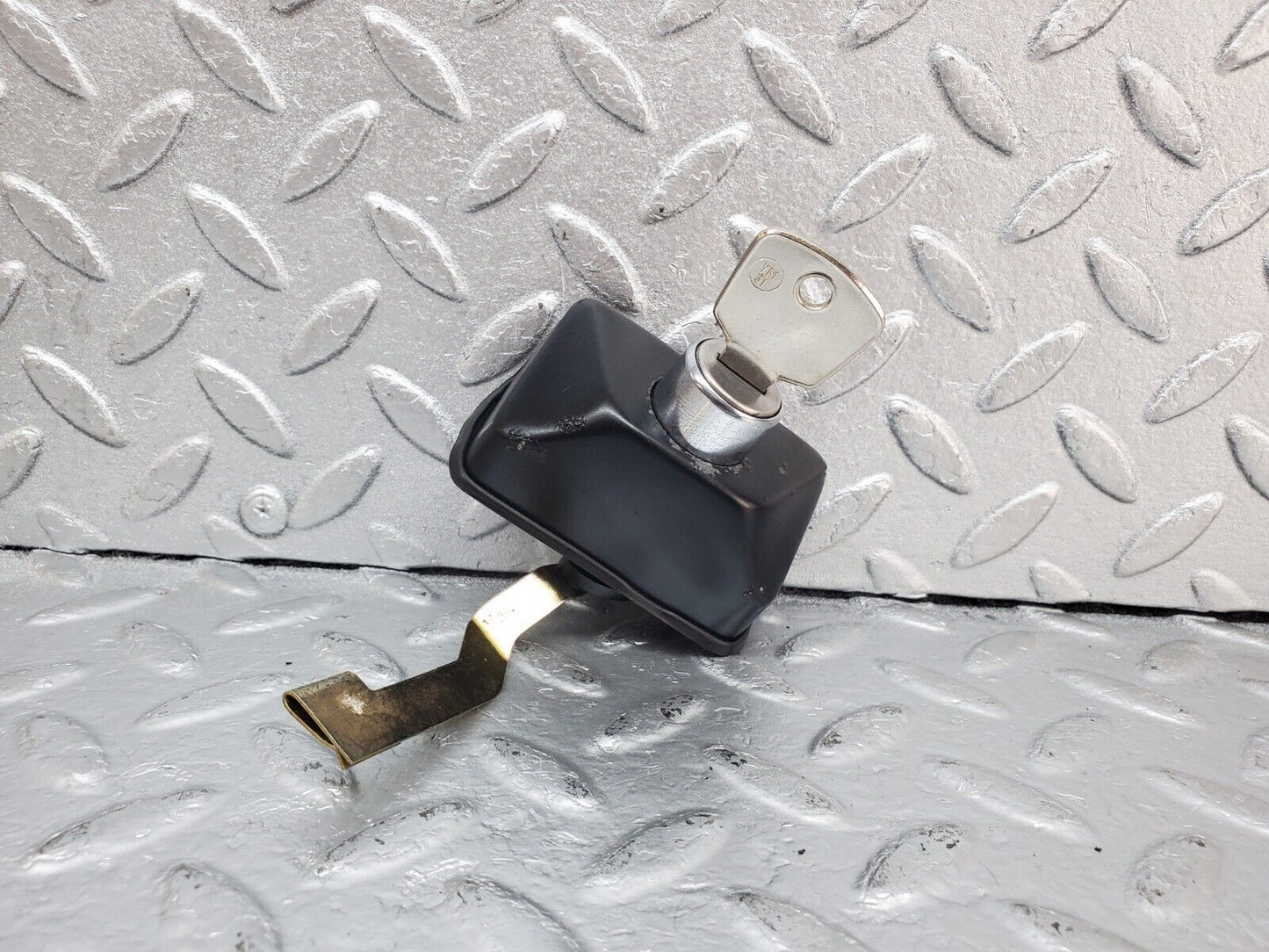 44395 Mercedes-Benz W123 280E Trunk Lock With Key 1237580096 1237500385