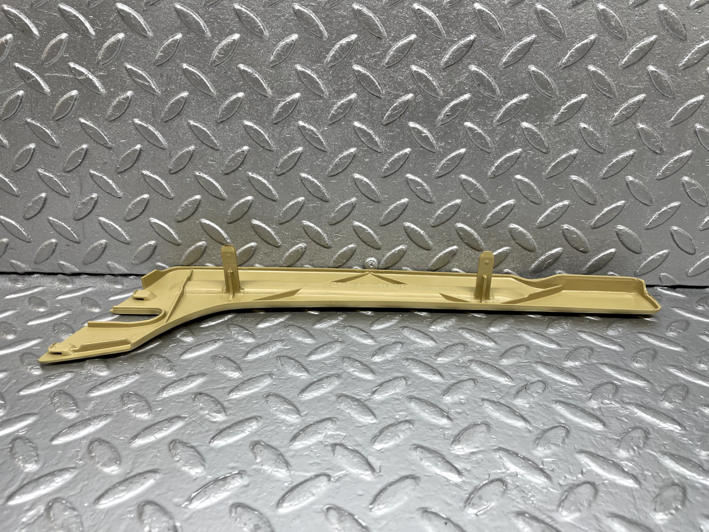 44281 Mercedes-Benz W123 280E Front Right Seat Cover Trim Beige 1239193120