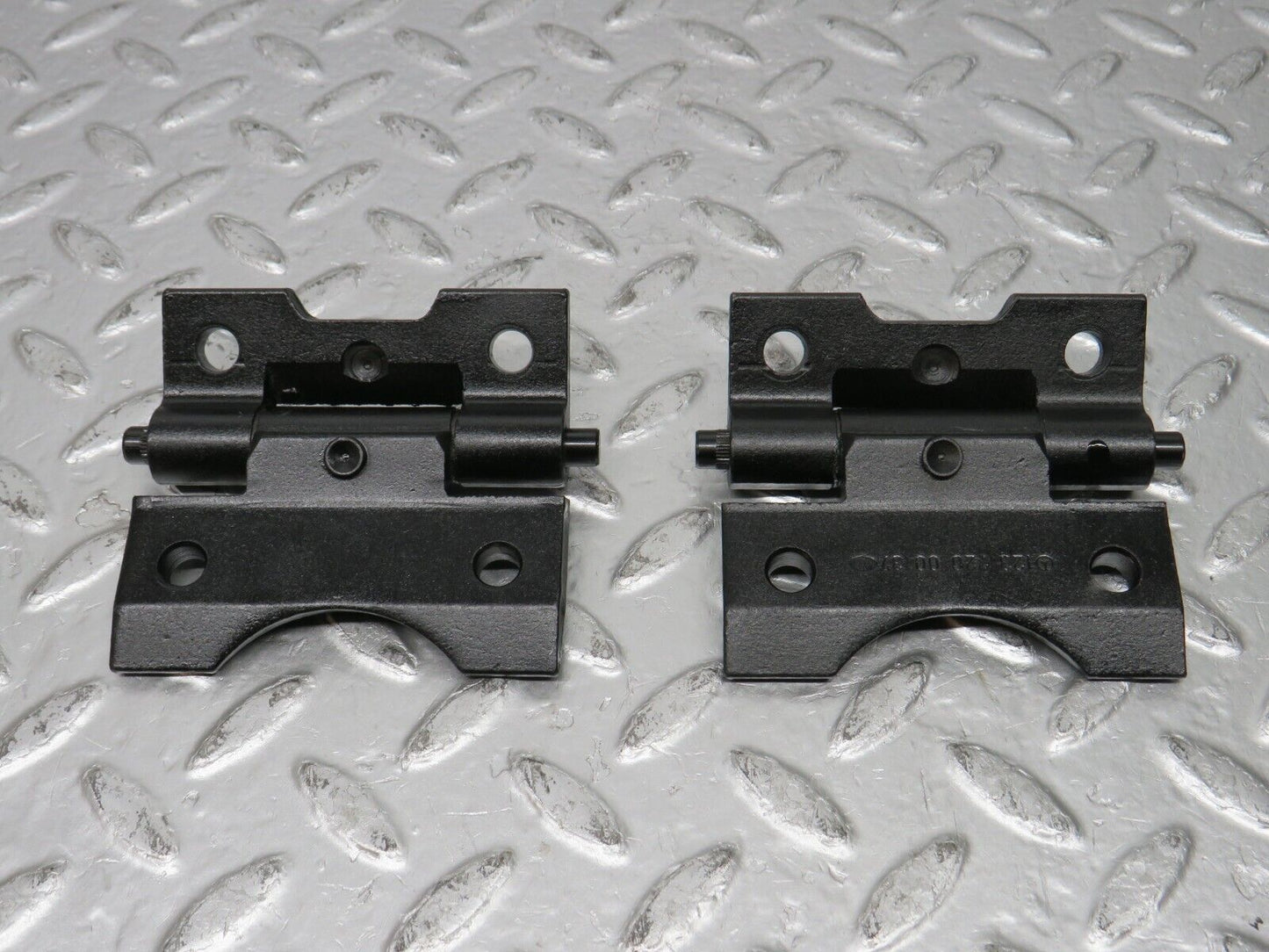 31119 Mercedes-Benz W123 200D Door Hinge Pair 1237200037
