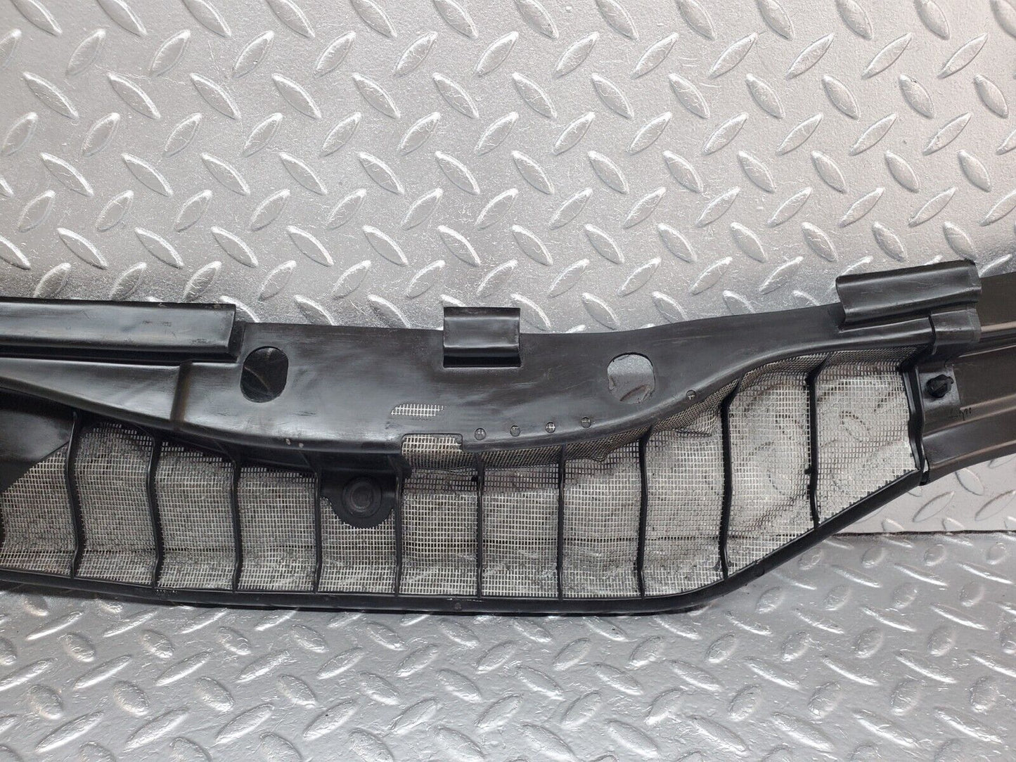45707 Mercedes-Benz W126 420SE Windscreen Wiper Cover Grill 1268300413 1268300313
