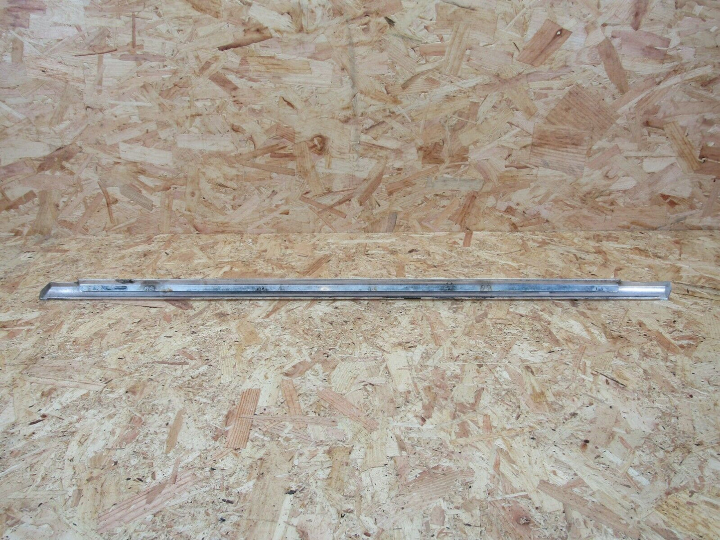 2132 Mercedes-Benz W116 350SE Front Right Door Chrome Trim