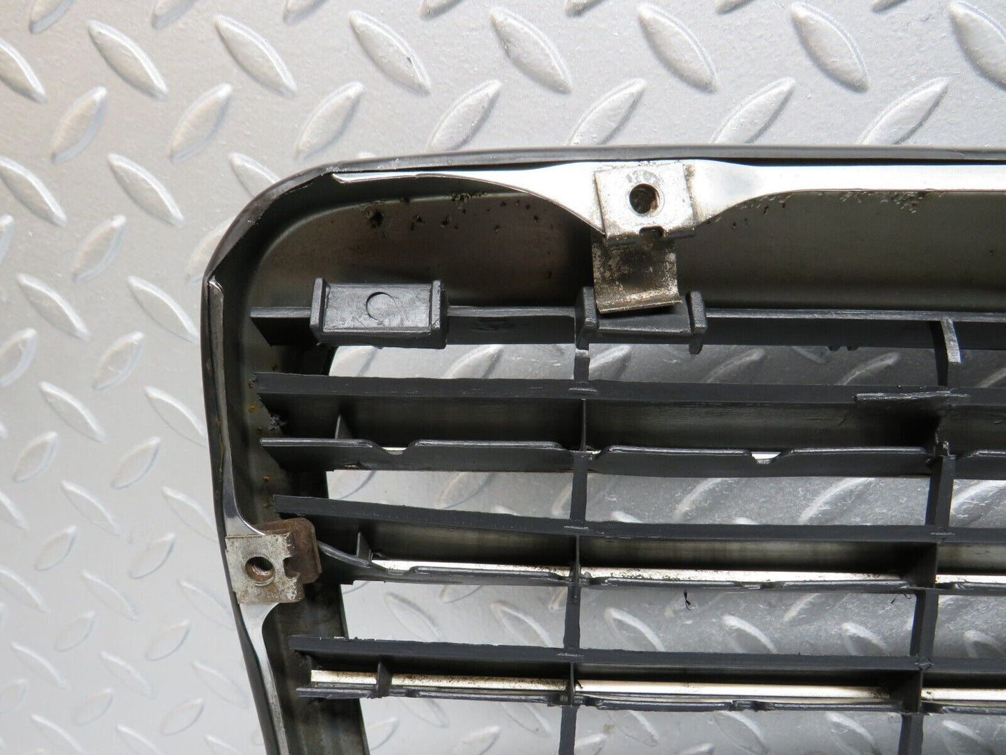 37840 Mercedes-Benz A124 320E Cabriolet Bonnet Grill Chrome 1408880323