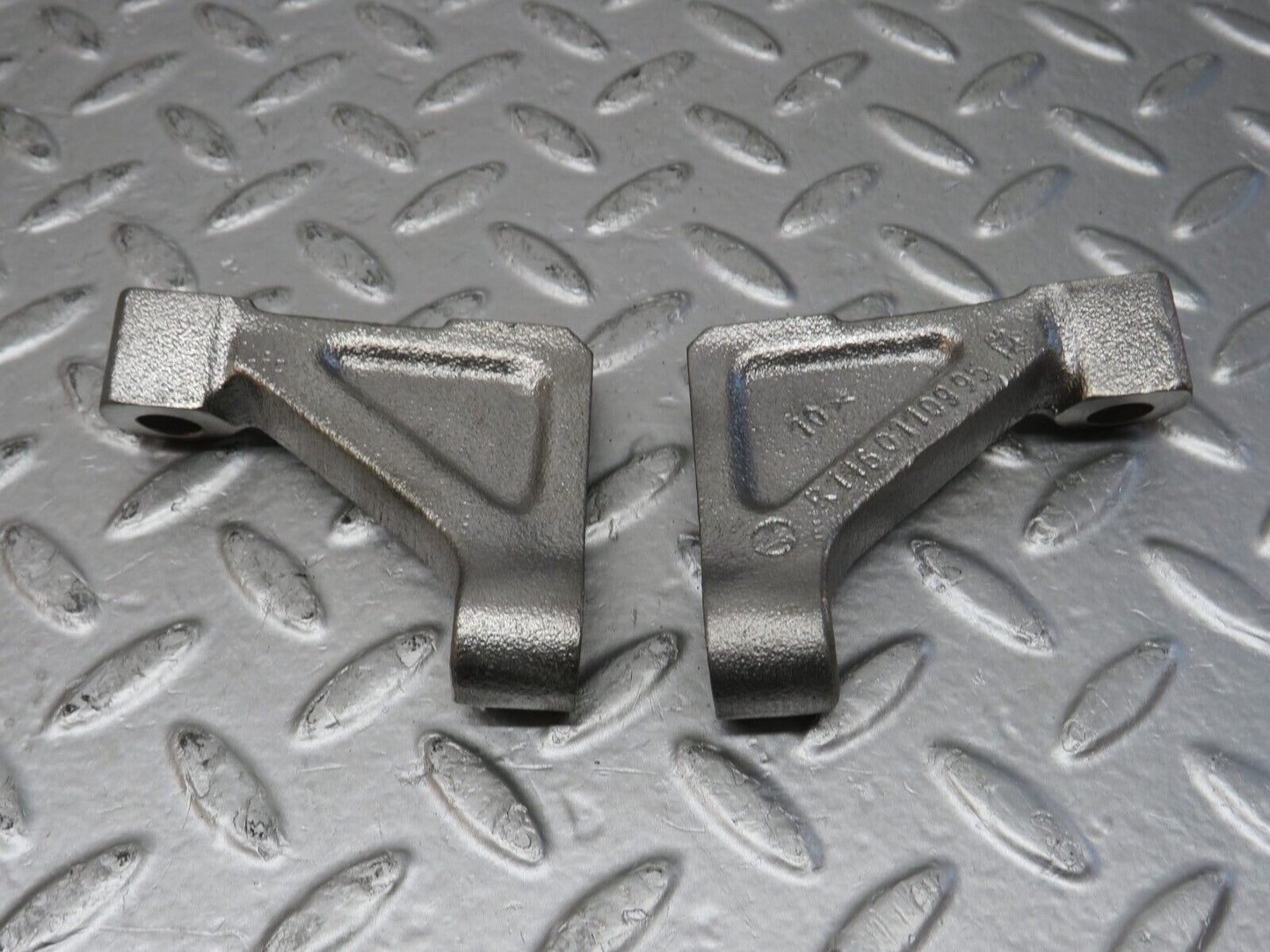 32873 Mercedes-Benz C107 R107 Engine Mount Bracket Pair 1160110895 1160110995