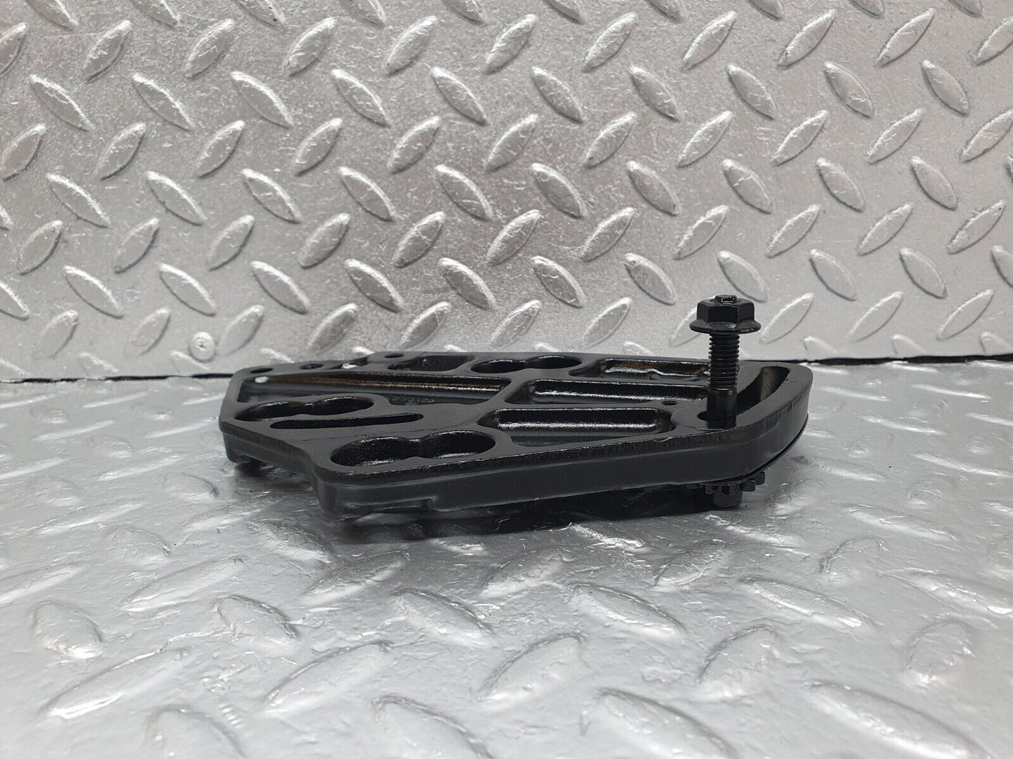 43551 Mercedes-Benz C126 380SEC Coupe Power Steering Pump Bracket 1174661141