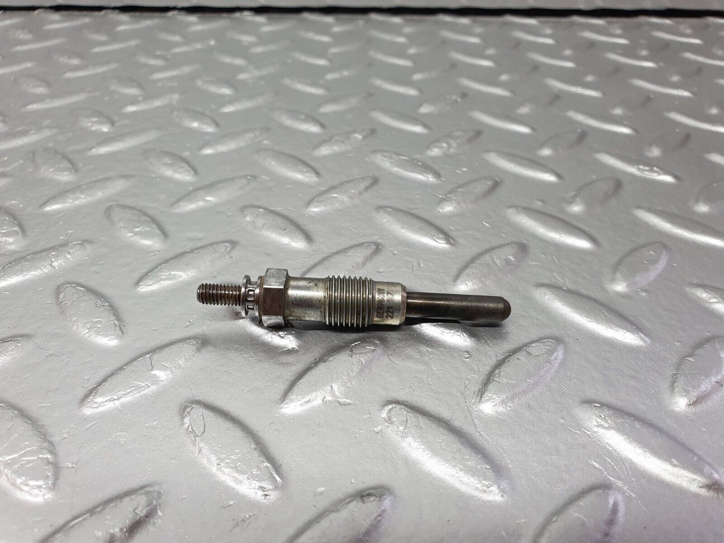 40849 Mercedes-Benz W123 300D Glow Plug Beru 0100221107