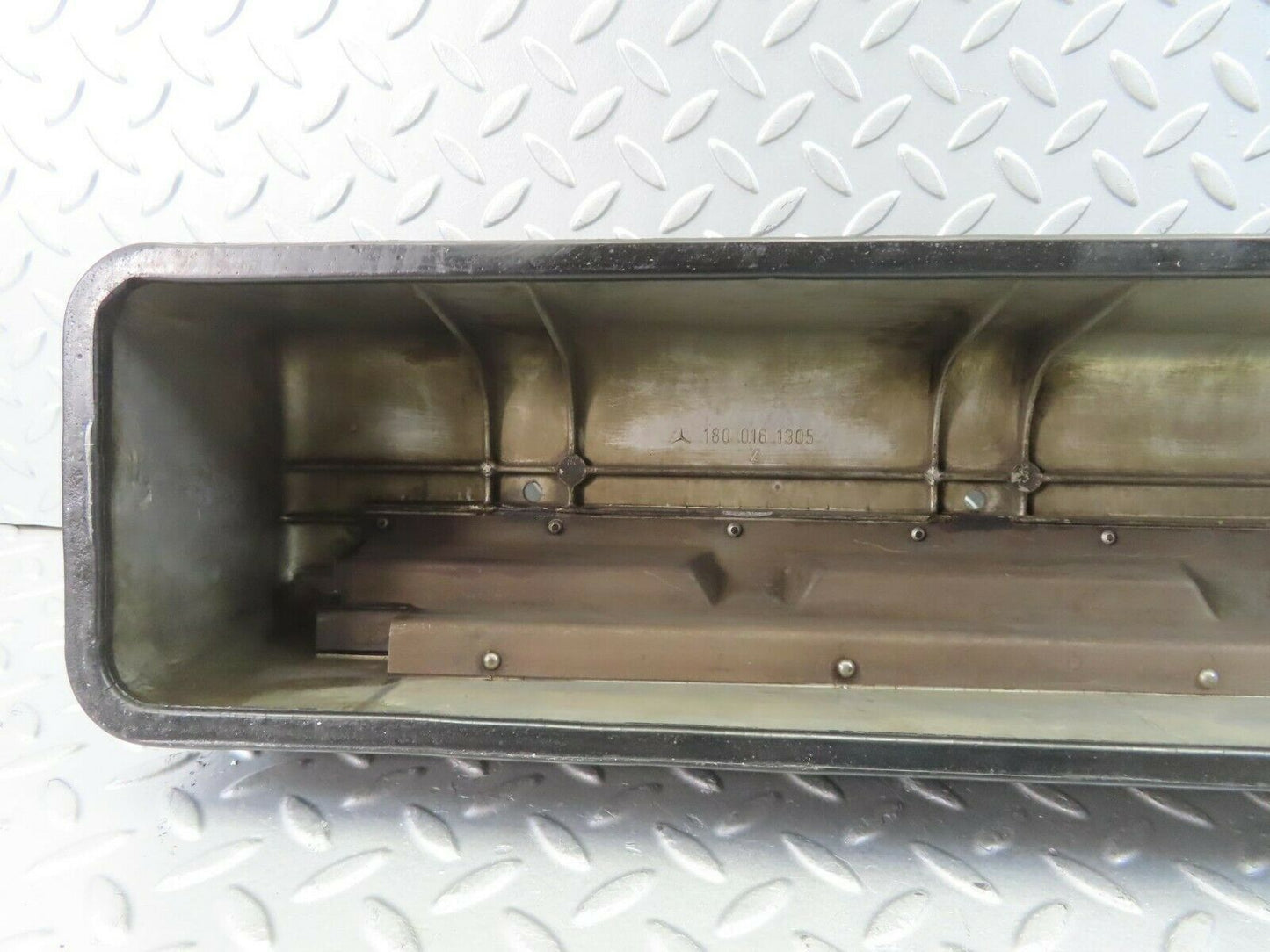 10197 Mercedes-Benz W111 220SE Cylinder Head Valve Cover 1800161305
