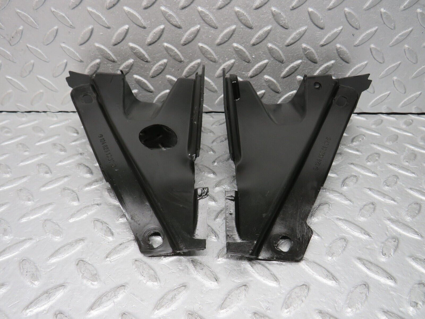 37777 Mercedes-Benz A124 320E Cabriolet Covering Side Member Pair 1246280907 1246281007