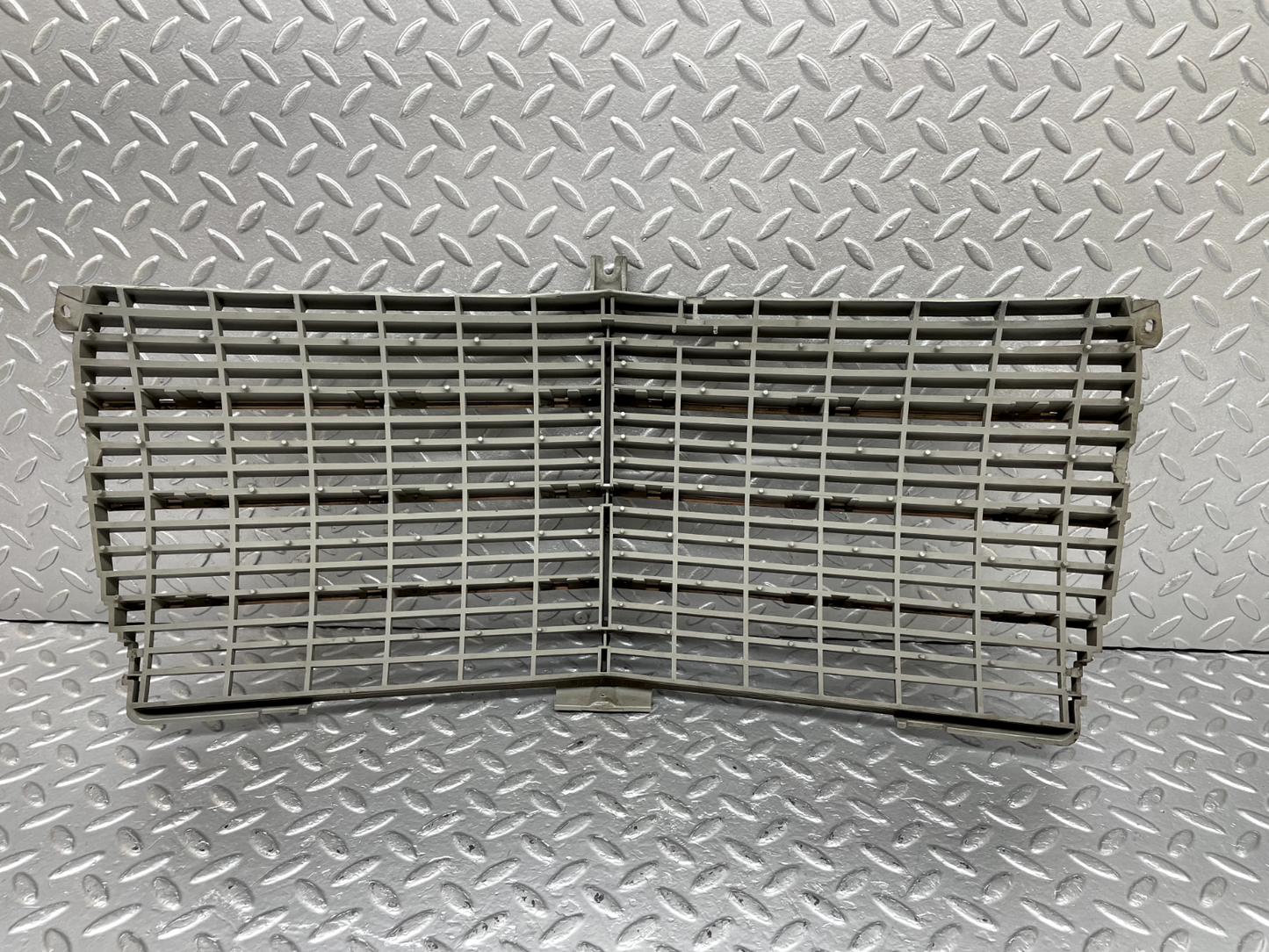 44249 Mercedes-Benz W123 280E Bonnet Grill 1238880923