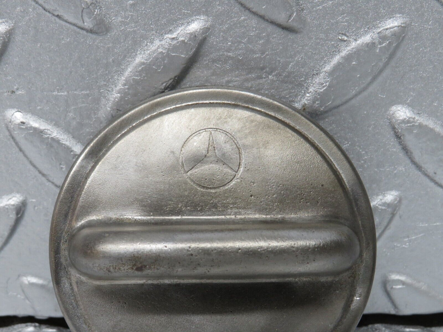 38592 Mercedes-Benz W108 Oil Filler Cap