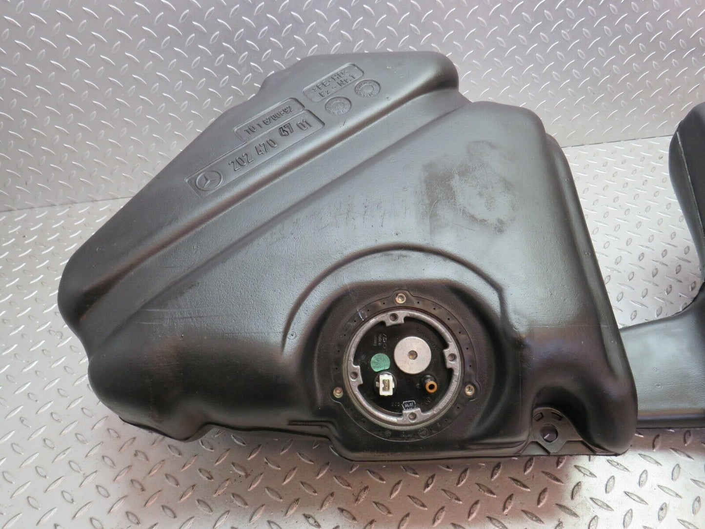 33519 Mercedes-Benz W202 C180 Fuel Tank Plastic 2024704701