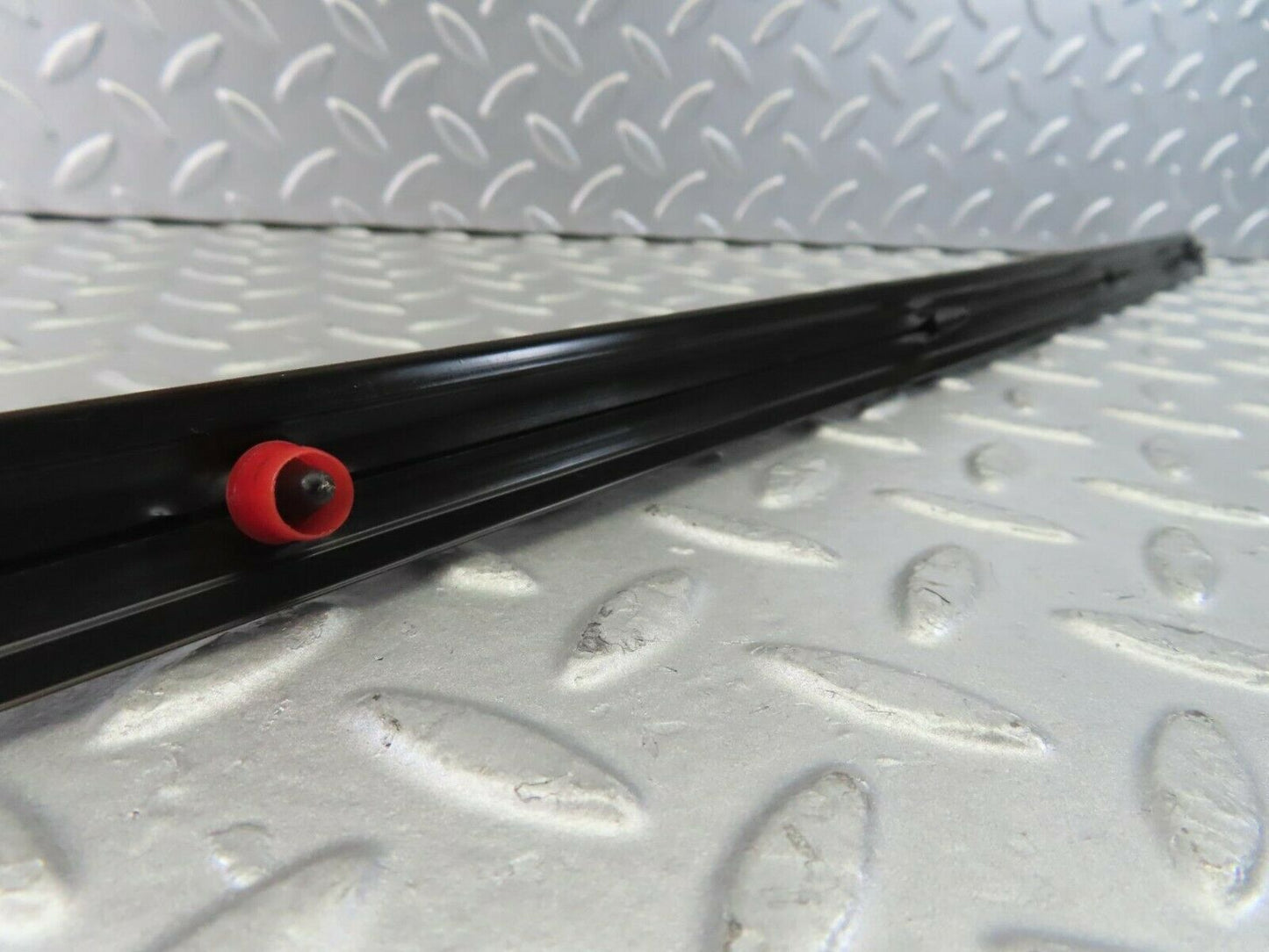 10254 Mercedes-Benz W123 Front Left Door Centre Moulding Trim