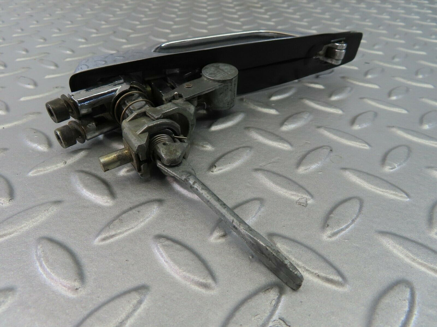7237 Mercedes-Benz W116 450SE Exterior Door Handle Front Left With Key