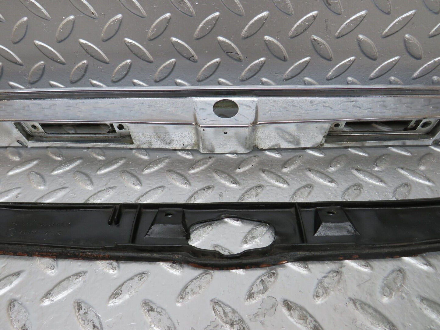 26038 Mercedes-Benz W116 450SE number Plate Light Holder Moulding 1166900580