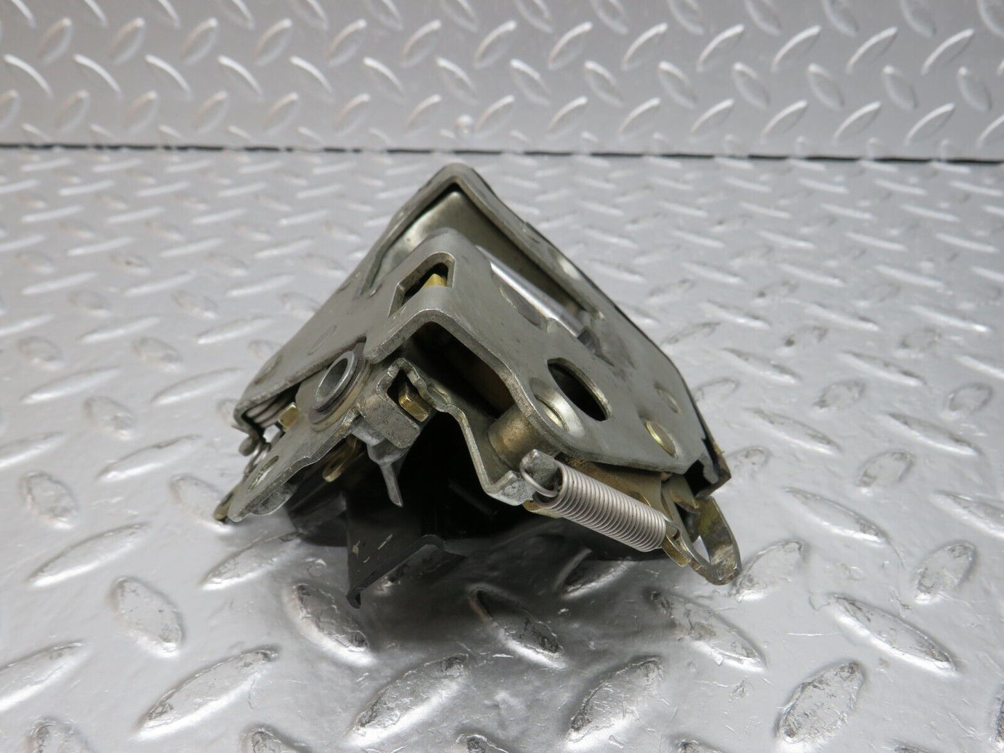 31083 Mercedes-Benz W123 200D Front Left Door Lock Mechanism 1237230108
