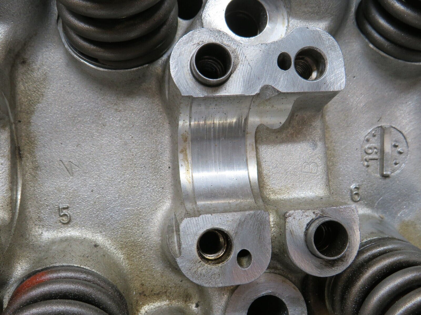 32692 Mercedes-Benz S124 300TE Wagon Cylinder Head 1030161001