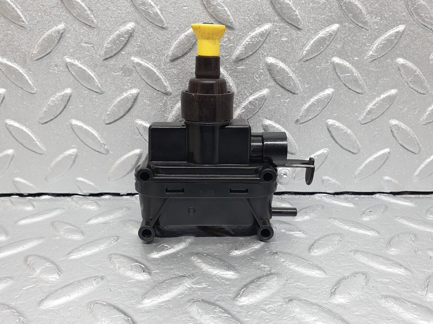 41666 Mercedes-Benz W124 200E Trunk Lock Vacuum Actuator