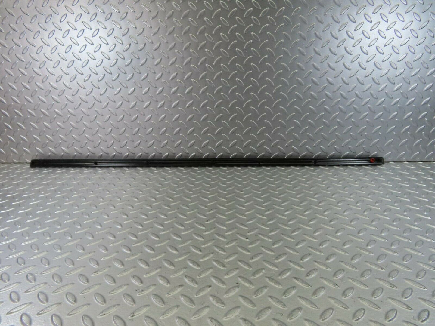 10252 Mercedes-Benz W123 Front Left Door Centre Moulding Trim