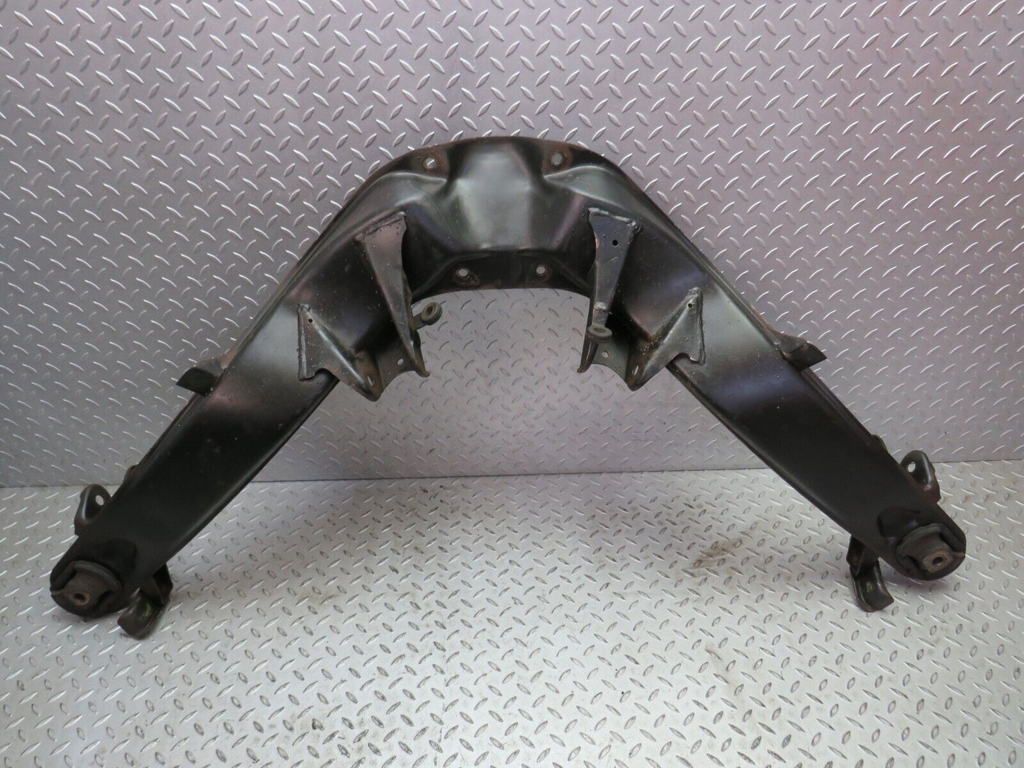 4090 Mercedes-Benz S123 200T Wagon Rear Subframe Axle Carrier Suspension