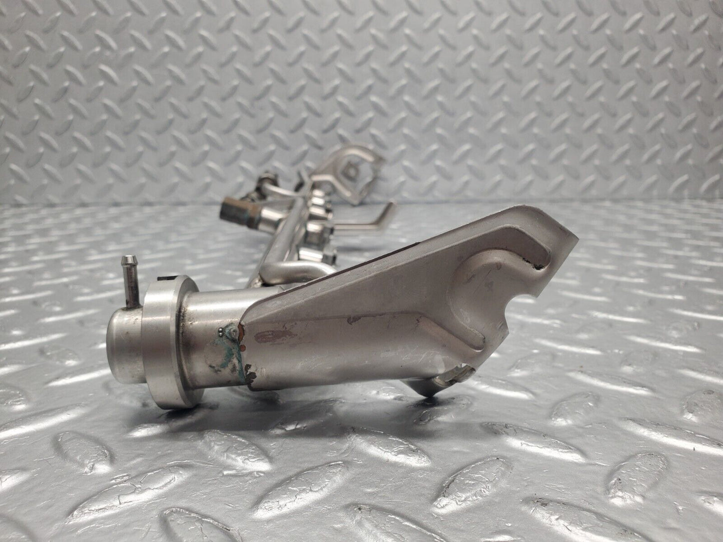 46173 Mercedes-Benz W124 280E Fuel Injector Rail With Pressure Regulator 0000781589