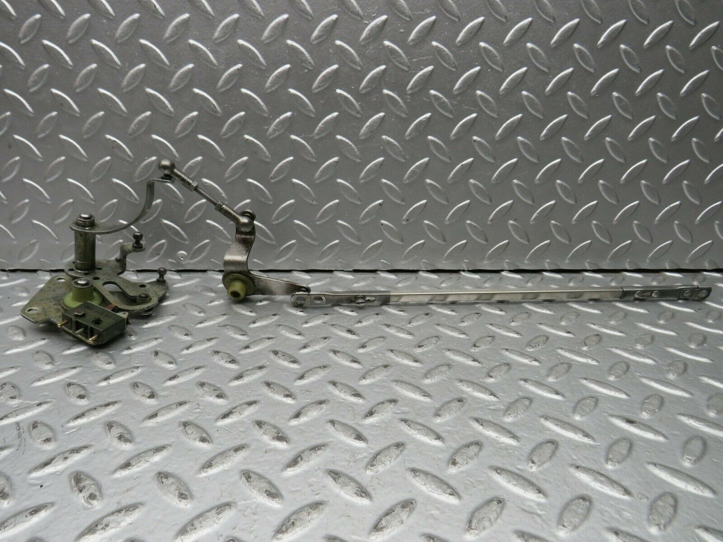 22182 Mercedes-Benz S123 280TE Wagon Throttle Linkage 0025450114