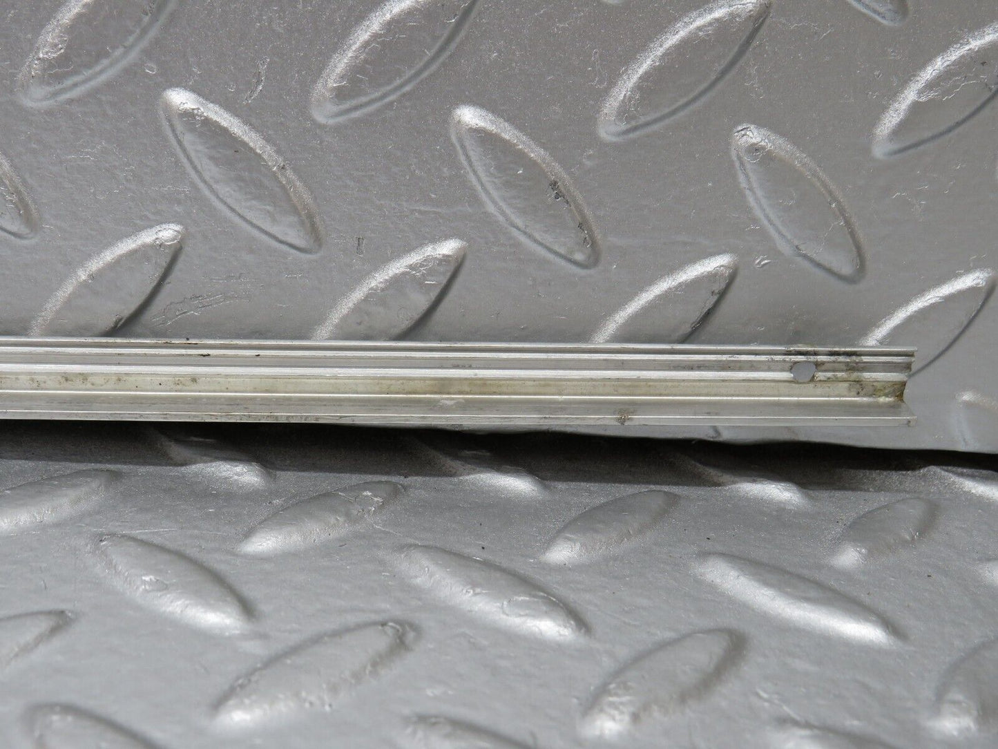32573 Mercedes-Benz S124 300TE Wagon Sunroof Chrome Trim