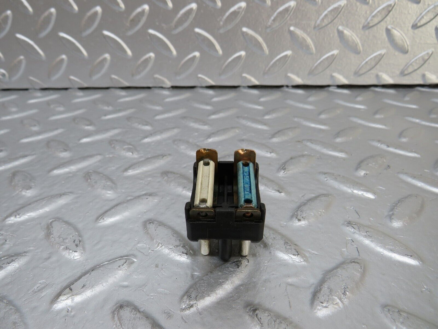 25525 Mercedes-Benz W123 200 Fuse Box Connector 1235400950