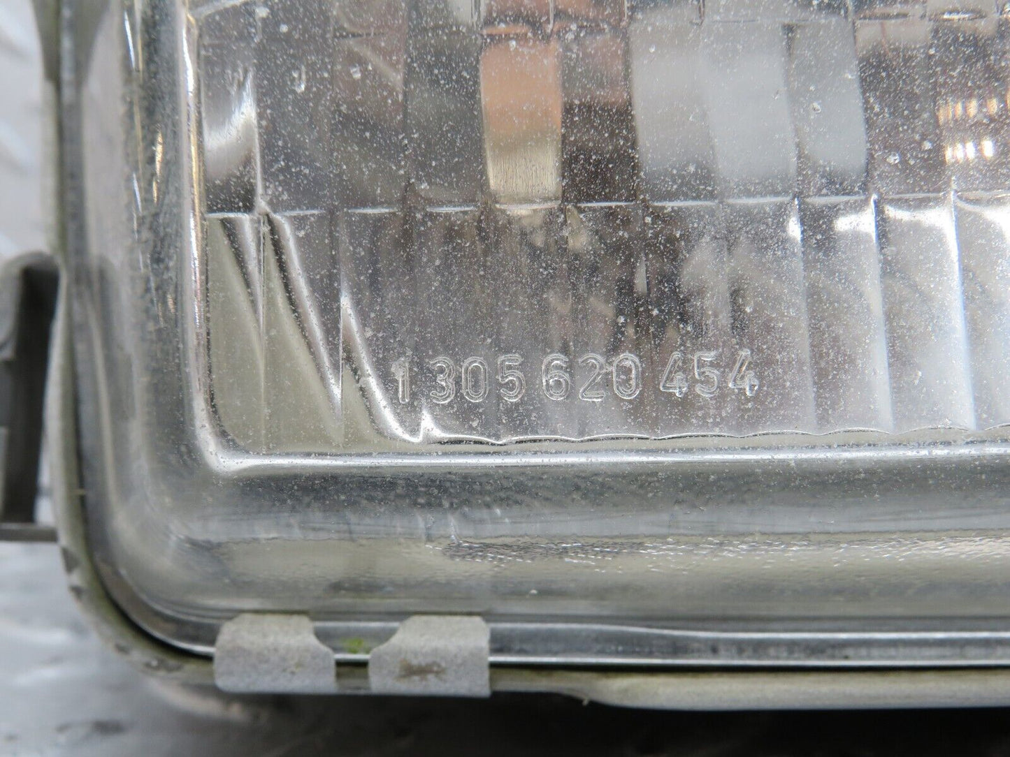 36377 Mercedes-Benz W126 420SE Headlight Bosch Right 1305235092 1305620454