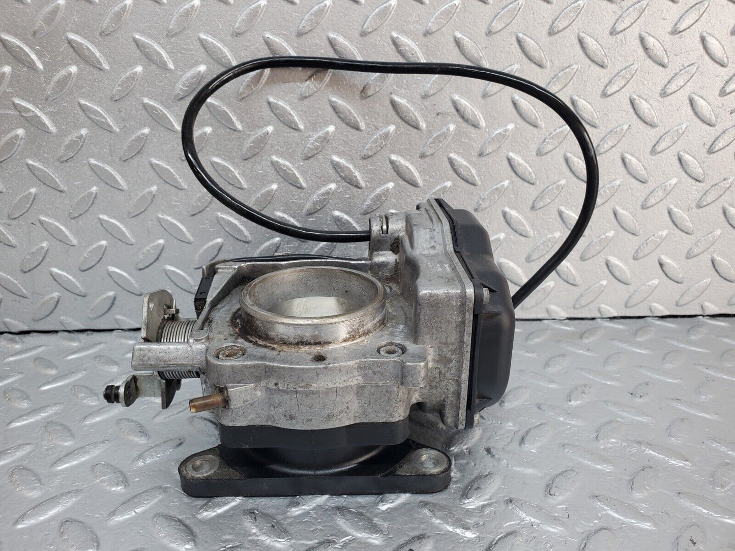 44844 Mercedes-Benz W124 220E Throttle Body Valve 1111400144