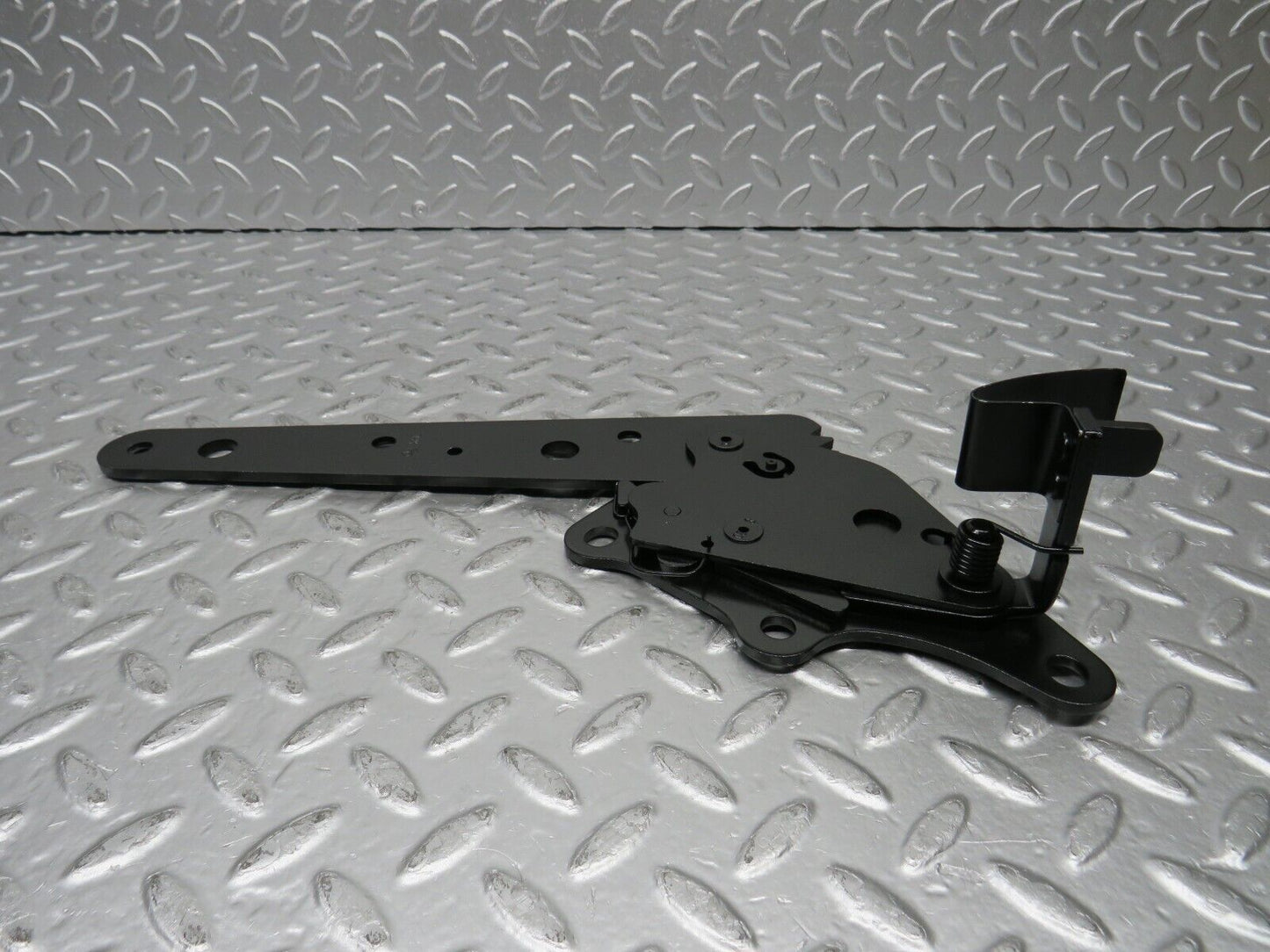 31525 Mercedes-Benz S124 220TE Wagon Rear Seat Hinge Pair