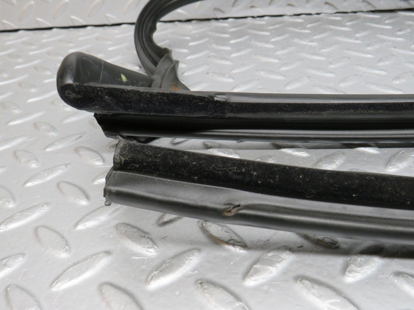 38606 Mercedes-Benz R129 280SL Coupe Front Windscreen Rubber Seal