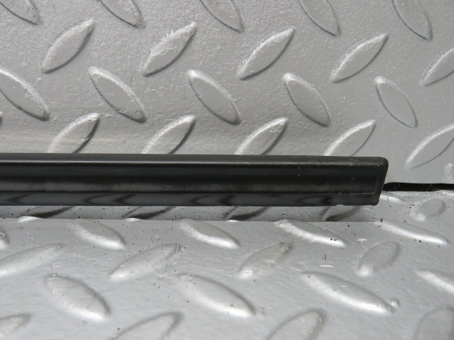 40641 Mercedes-Benz W123 300D Rear Left Door Centre Moulding Trim