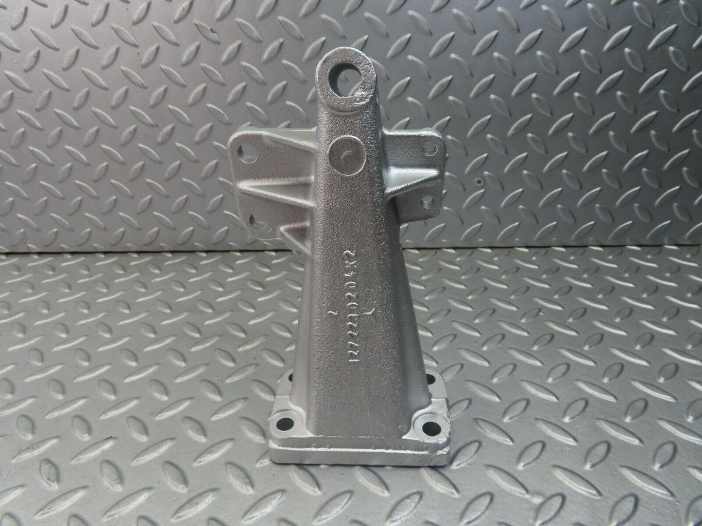 8333 Mercedes-Benz W111 Engine Mount Bracket Left Side 1272230204