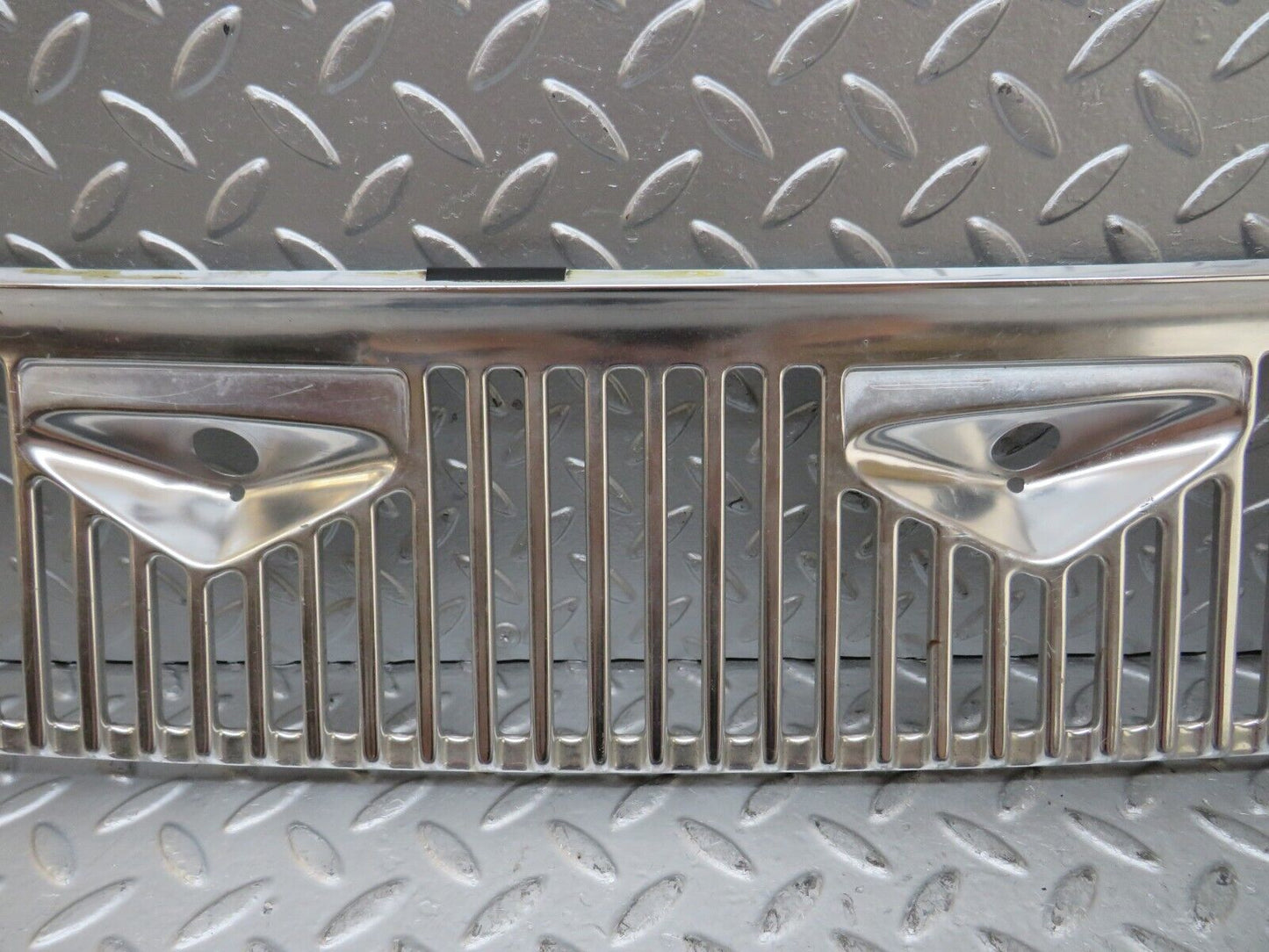 26307 Mercedes-Benz W116 450SE Air Intake Grill Chrome