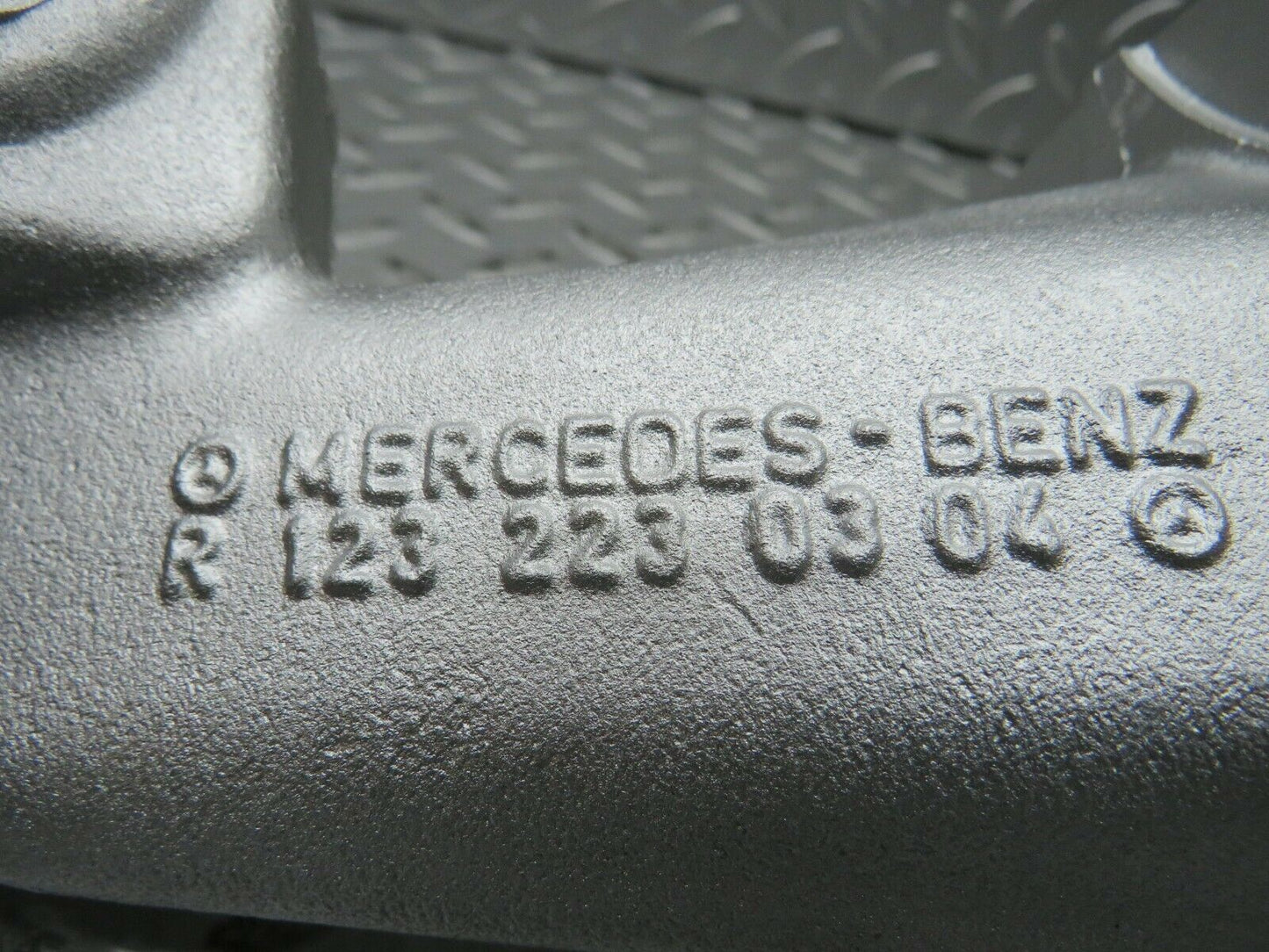 22157 Mercedes-Benz S123 280TE Wagon Engine Mount Bracket Right 1232230304